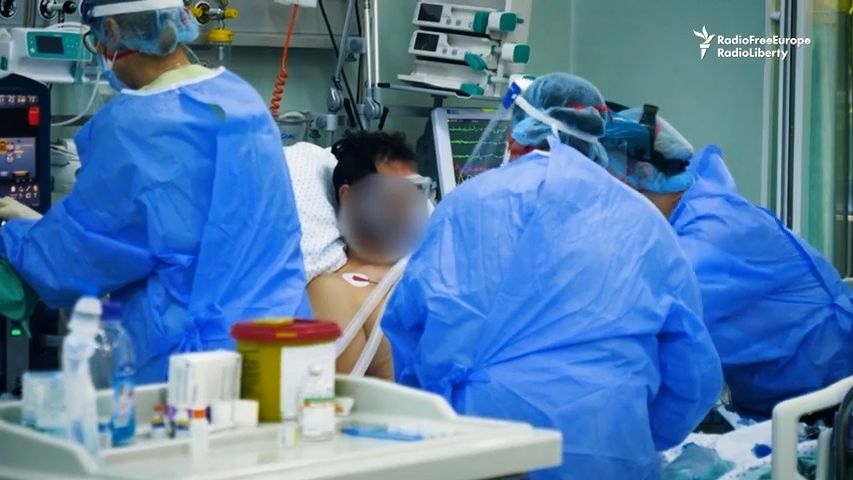 Video z Rumunska: Nemocnice kolabují, počty nemocných rostou